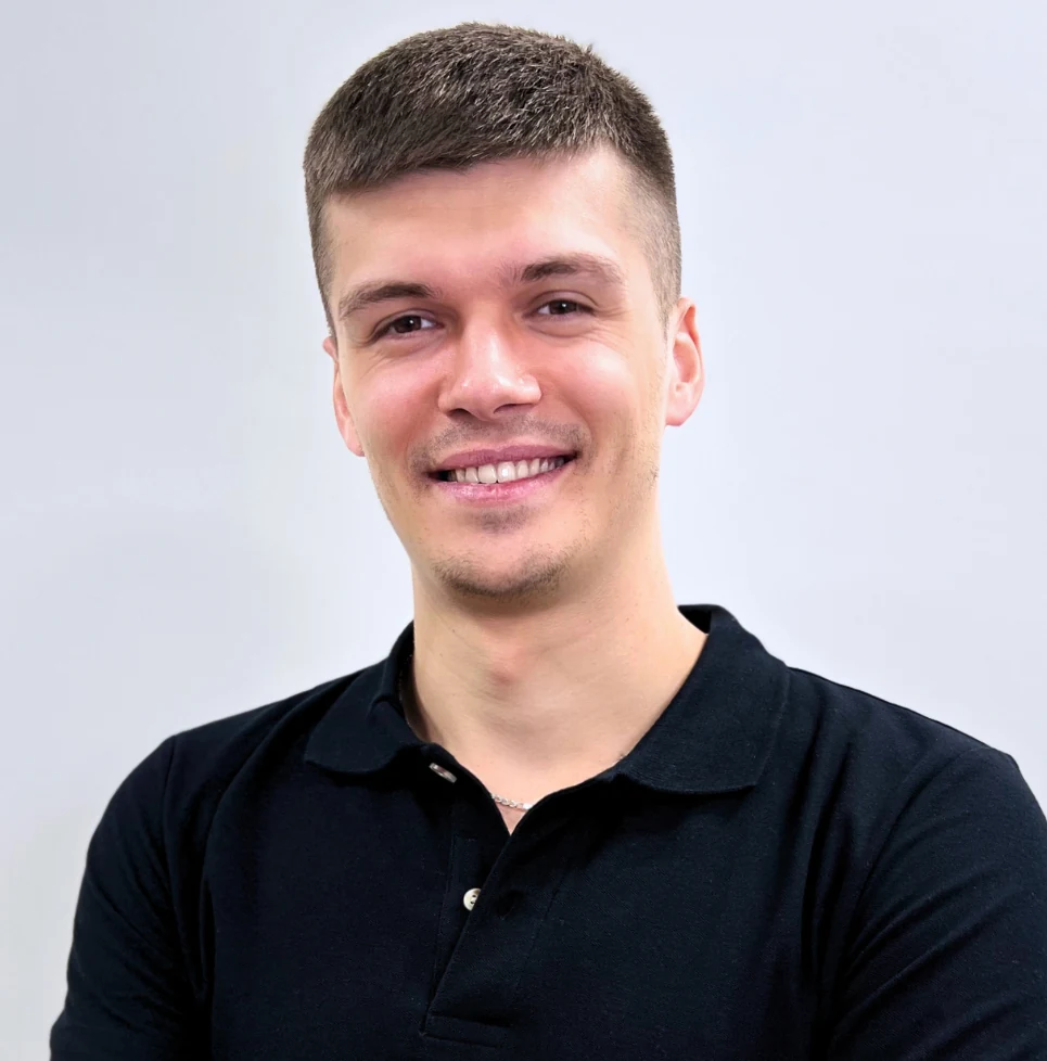 Шостаківський Максим Володимирович — Хірург-імплантолог